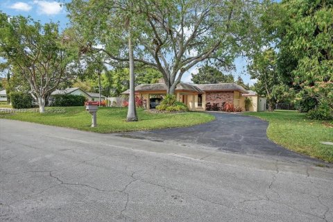 House in Cutler Bay, Florida 4 bedrooms, 255.11 sq.m. № 2044060 - photo 3