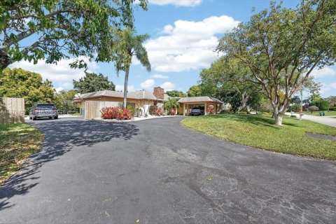 House in Cutler Bay, Florida 4 bedrooms, 255.11 sq.m. № 2044060 - photo 4