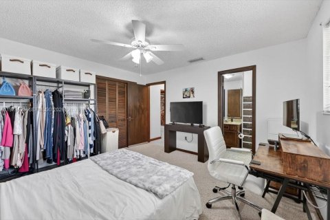 House in Cutler Bay, Florida 4 bedrooms, 255.11 sq.m. № 2044060 - photo 28