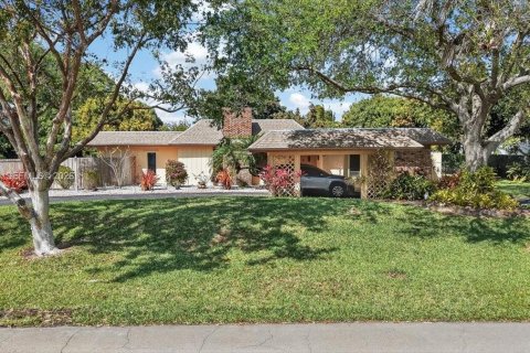 House in Cutler Bay, Florida 4 bedrooms, 255.11 sq.m. № 2044060