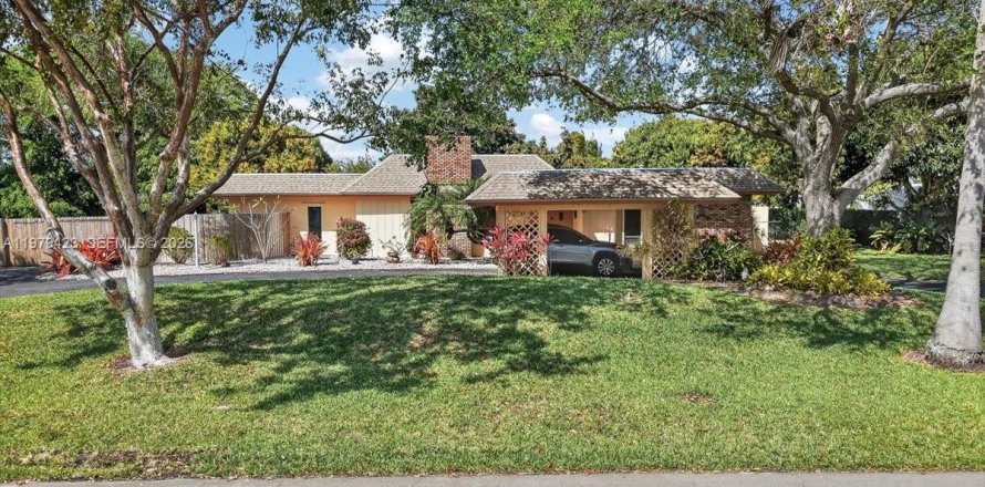 House in Cutler Bay, Florida 4 bedrooms, 255.11 sq.m. № 2044060