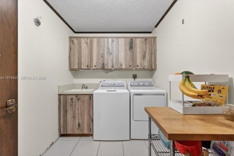 House in Cutler Bay, Florida 4 bedrooms, 255.11 sq.m. № 2044060 - photo 24