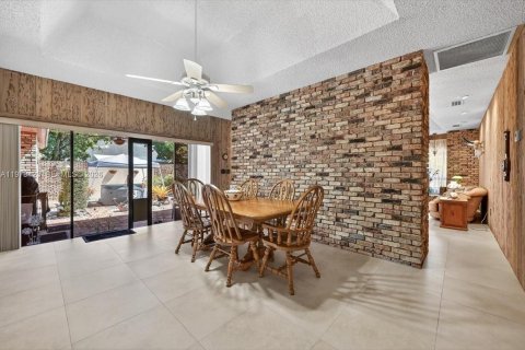 House in Cutler Bay, Florida 4 bedrooms, 255.11 sq.m. № 2044060 - photo 18