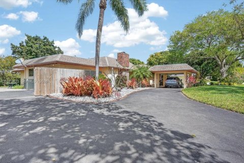 House in Cutler Bay, Florida 4 bedrooms, 255.11 sq.m. № 2044060 - photo 5