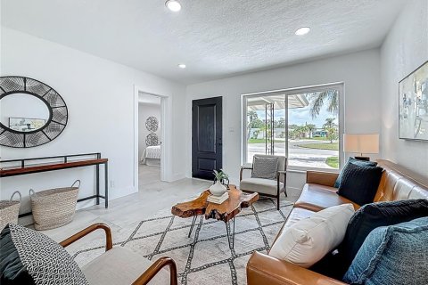 House in Dunedin, Florida 3 bedrooms, 106 sq.m. № 1918111 - photo 13