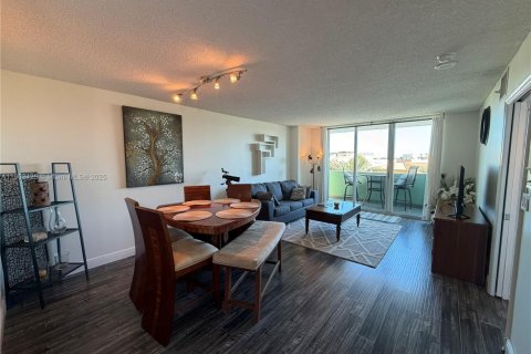 Condo in Miami Beach, Florida, 1 bedroom  № 1953851 - photo 1