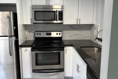 Townhouse in Sunrise, Florida 2 bedrooms, 83.43 sq.m. № 1996147 - photo 10