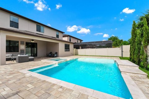 House in Orlando, Florida 5 bedrooms, 331.94 sq.m. № 2296559 - photo 3