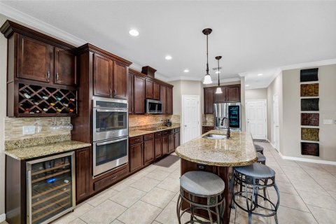 House in Orlando, Florida 5 bedrooms, 331.94 sq.m. № 2296559 - photo 10