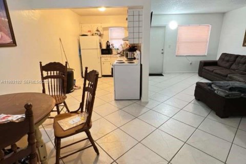 Condo in Hollywood, Florida, 1 bedroom  № 2255754 - photo 5
