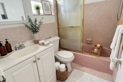 Condo in Hollywood, Florida, 1 bedroom  № 2255754 - photo 15
