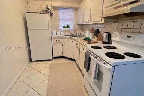 Condo in Hollywood, Florida, 1 bedroom  № 2255754 - photo 2