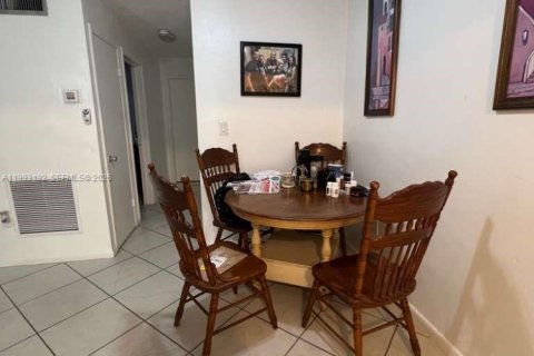 Condo in Hollywood, Florida, 1 bedroom  № 2255754 - photo 7