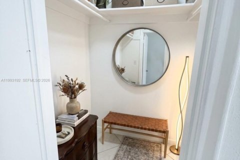 Condo in Hollywood, Florida, 1 bedroom  № 2255754 - photo 19