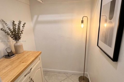 Condo in Hollywood, Florida, 1 bedroom  № 2255754 - photo 18