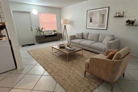 Condo in Hollywood, Florida, 1 bedroom  № 2255754 - photo 4