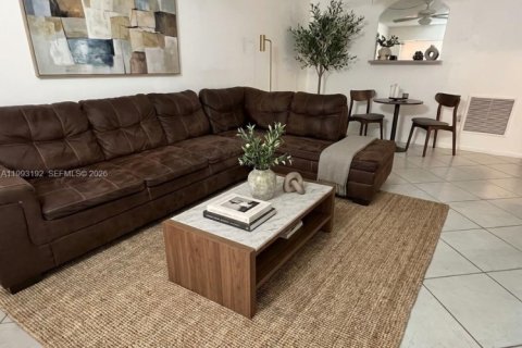 Condo in Hollywood, Florida, 1 bedroom  № 2255754 - photo 10