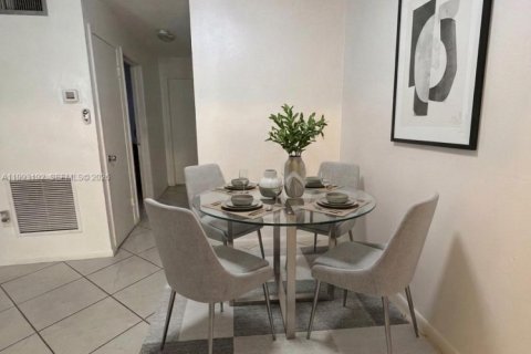 Condo in Hollywood, Florida, 1 bedroom  № 2255754 - photo 8