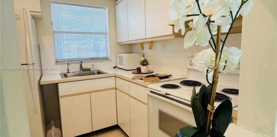 Condominio en Sunrise, Florida, 1 dormitorio № 1834221