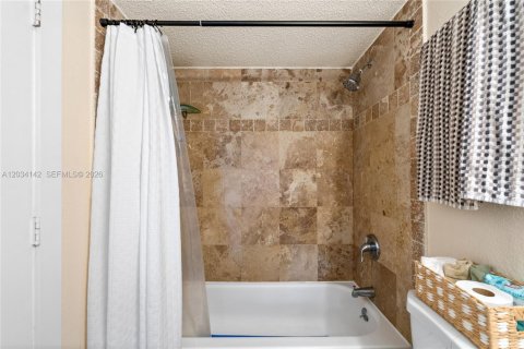 Купить кондоминиум в Майами, Флорида 1 спальня, 78.04м2, № 2145762 - фото 20