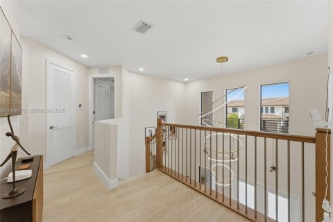 Villa ou maison à vendre à Miami, Floride: 5 chambres, 391.3 m2 № 1987413 - photo 21