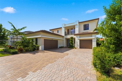 Villa ou maison à vendre à Miami, Floride: 5 chambres, 391.3 m2 № 1987413 - photo 2