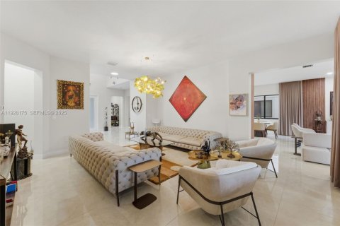 Villa ou maison à vendre à Miami, Floride: 5 chambres, 391.3 m2 № 1987413 - photo 11