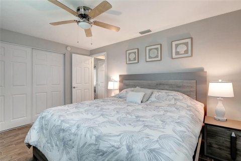 House in Redington Shores, Florida 3 bedrooms, 150.87 sq.m. № 1909832 - photo 14