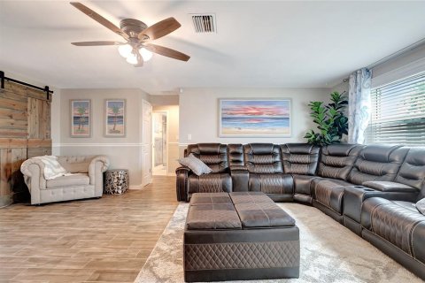 House in Redington Shores, Florida 3 bedrooms, 150.87 sq.m. № 1909832 - photo 10