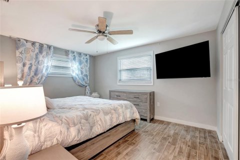 House in Redington Shores, Florida 3 bedrooms, 150.87 sq.m. № 1909832 - photo 15