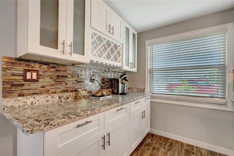 House in Redington Shores, Florida 3 bedrooms, 150.87 sq.m. № 1909832 - photo 8