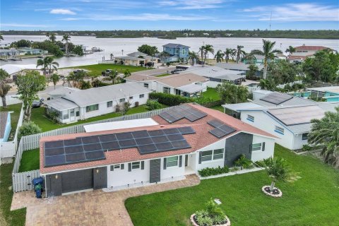House in Redington Shores, Florida 3 bedrooms, 150.87 sq.m. № 1909832 - photo 1