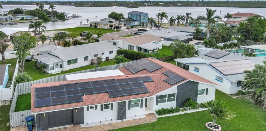 House in Redington Shores, Florida 3 bedrooms, 150.87 sq.m. № 1909832