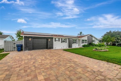 House in Redington Shores, Florida 3 bedrooms, 150.87 sq.m. № 1909832 - photo 3