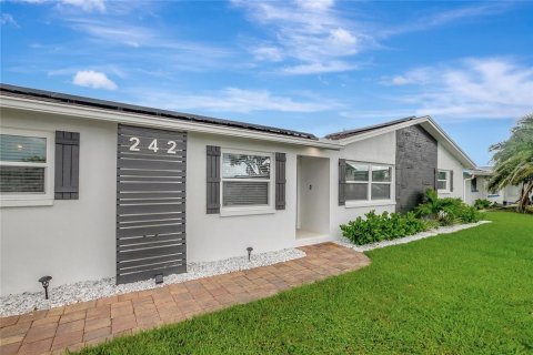 House in Redington Shores, Florida 3 bedrooms, 150.87 sq.m. № 1909832 - photo 4