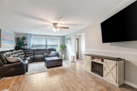 House in Redington Shores, Florida 3 bedrooms, 150.87 sq.m. № 1909832 - photo 11