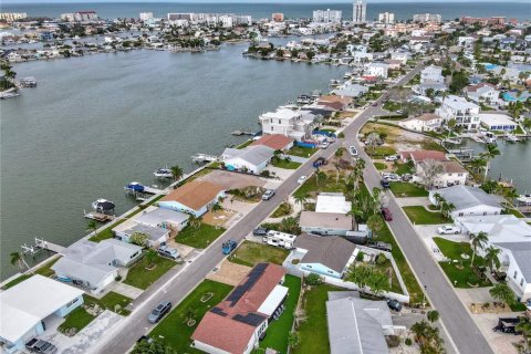 House in Redington Shores, Florida 3 bedrooms, 150.87 sq.m. № 1909832 - photo 25