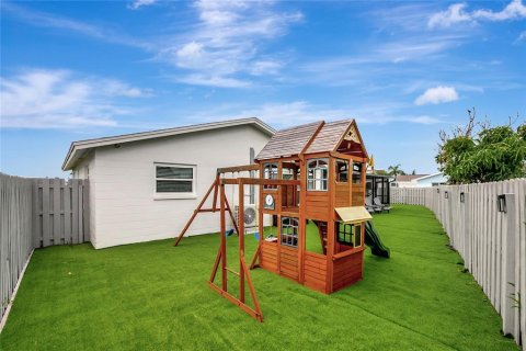 House in Redington Shores, Florida 3 bedrooms, 150.87 sq.m. № 1909832 - photo 23
