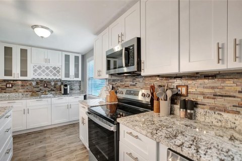 House in Redington Shores, Florida 3 bedrooms, 150.87 sq.m. № 1909832 - photo 7