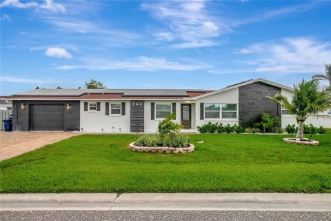 House in Redington Shores, Florida 3 bedrooms, 150.87 sq.m. № 1909832 - photo 2