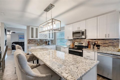 House in Redington Shores, Florida 3 bedrooms, 150.87 sq.m. № 1909832 - photo 5