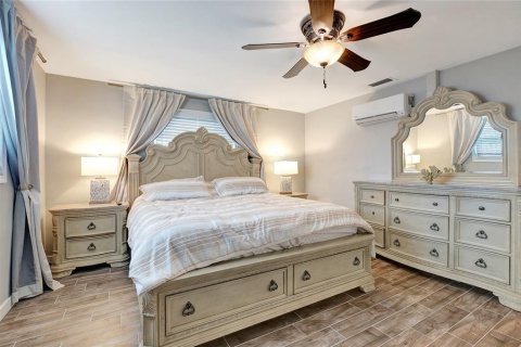 House in Redington Shores, Florida 3 bedrooms, 150.87 sq.m. № 1909832 - photo 12
