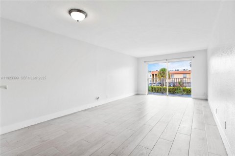 Copropriété à louer à Doral, Floride: 2 chambres, 96.62 m2 № 1982400 - photo 10