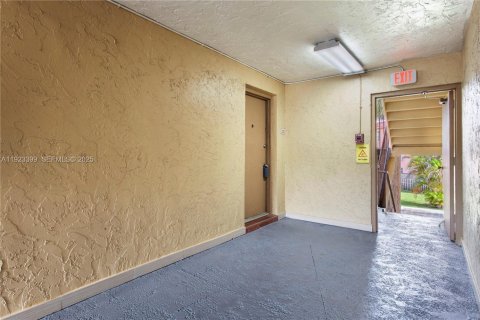 Copropriété à louer à Doral, Floride: 2 chambres, 96.62 m2 № 1982400 - photo 5
