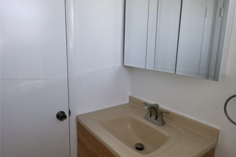 Condominio en alquiler en Hallandale Beach, Florida, 1 dormitorio, 78.97 m2 № 2015365 - foto 19