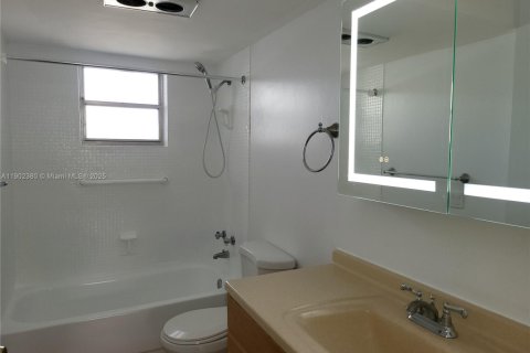 Condominio en alquiler en Hallandale Beach, Florida, 1 dormitorio, 78.97 m2 № 2015365 - foto 16