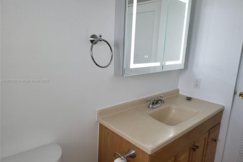 Condominio en alquiler en Hallandale Beach, Florida, 1 dormitorio, 78.97 m2 № 2015365 - foto 17