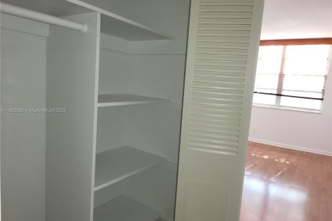 Condominio en alquiler en Hallandale Beach, Florida, 1 dormitorio, 78.97 m2 № 2015365 - foto 21