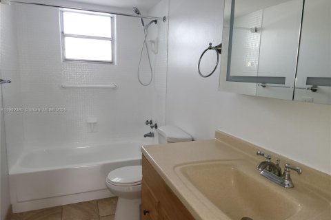 Condominio en alquiler en Hallandale Beach, Florida, 1 dormitorio, 78.97 m2 № 2015365 - foto 15