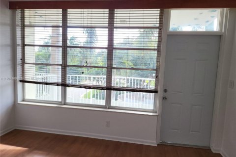 Condominio en alquiler en Hallandale Beach, Florida, 1 dormitorio, 78.97 m2 № 2015365 - foto 4